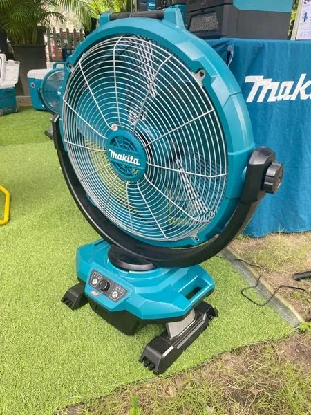 Quạt dùng pin và điện Makita CF003G Kích thước cánh quạt lên đến 450mm tạo ra luồng gió mát lớn