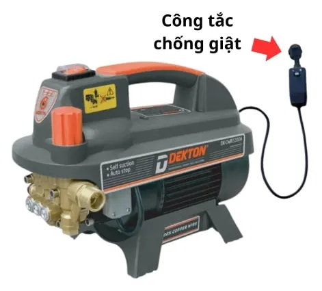 Máy rửa xe chống giật Dekton DK-CWR2200A Công suất 2200W. Có thêm lọc đường ống cấp