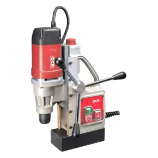Máy khoan từ DCK KJC30 Công suất 900W, được thiết kế với lực hút từ đạt 11500N