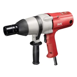 Máy siết bu lông dùng điện DCK KPB22C Có công suất 620W. Và tốc độ không tải lên đến 1700 vòng/phút.